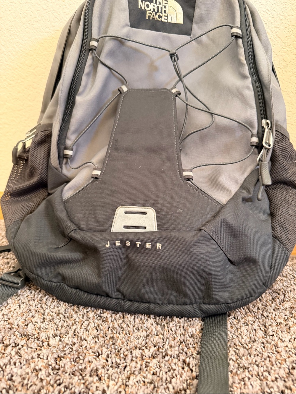 The North Face 28L Jester Men's Gray/Black Backpack - Picture 2 of 6